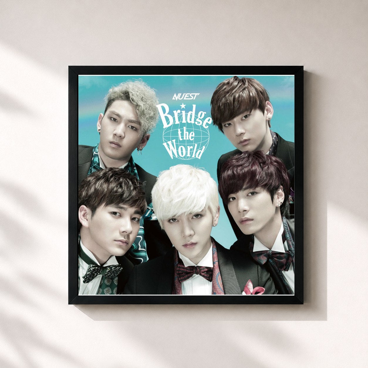 #noir Tableau carré de l'album Bridge the World de NU'EST, cadre noir 32x32 cm