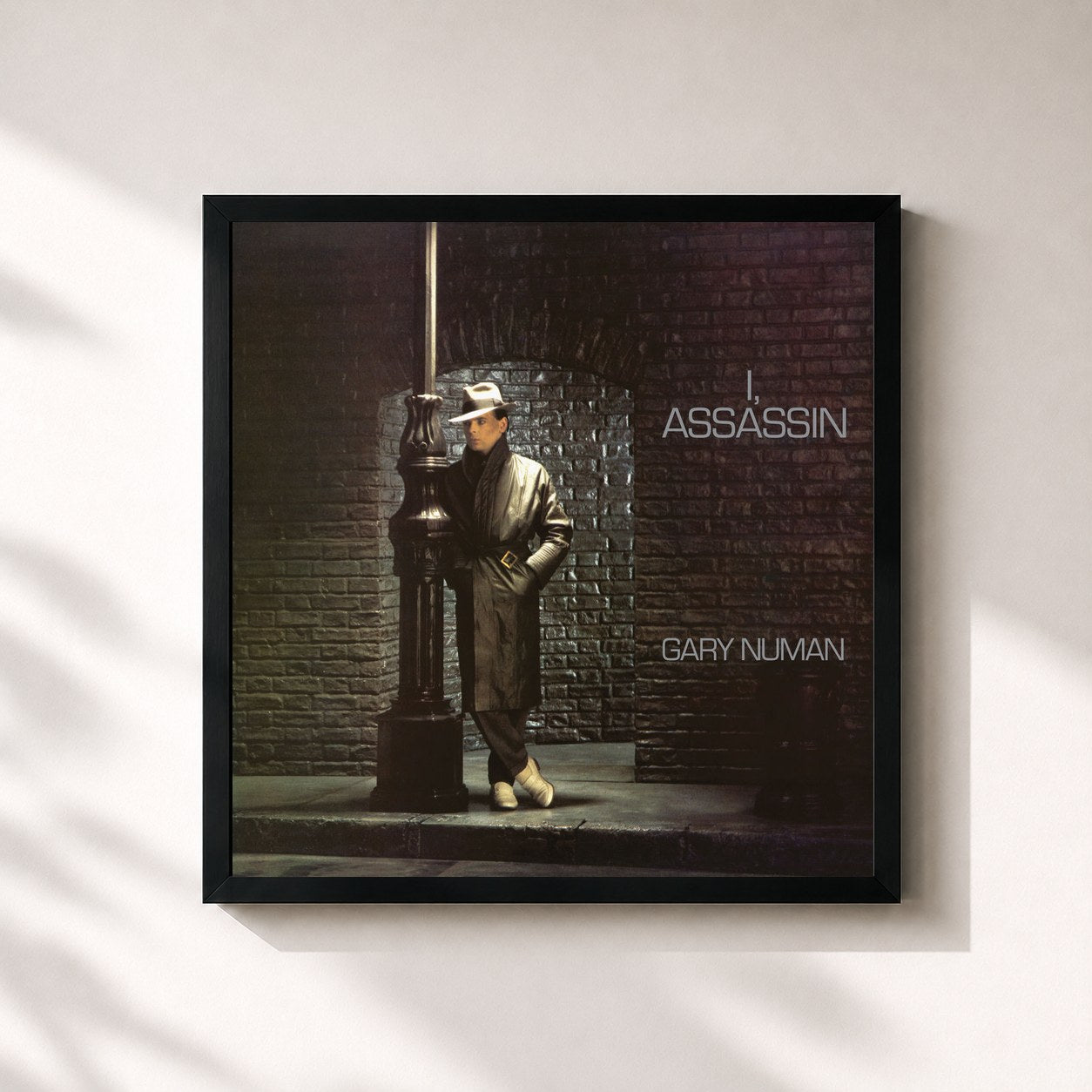 #noir Tableau carré de l'album I, Assassin de Gary Numan, cadre noir 32x32 cm