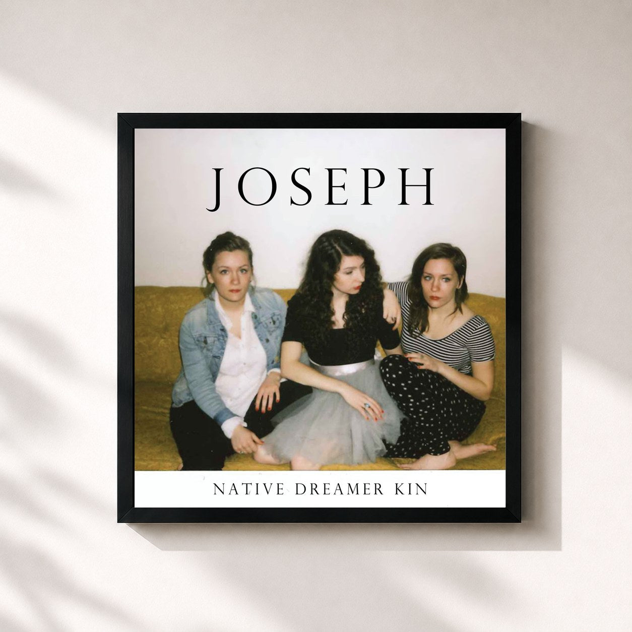 #noir Tableau carré de l'album Native Dreamer Kin de Joseph, cadre noir 32x32 cm