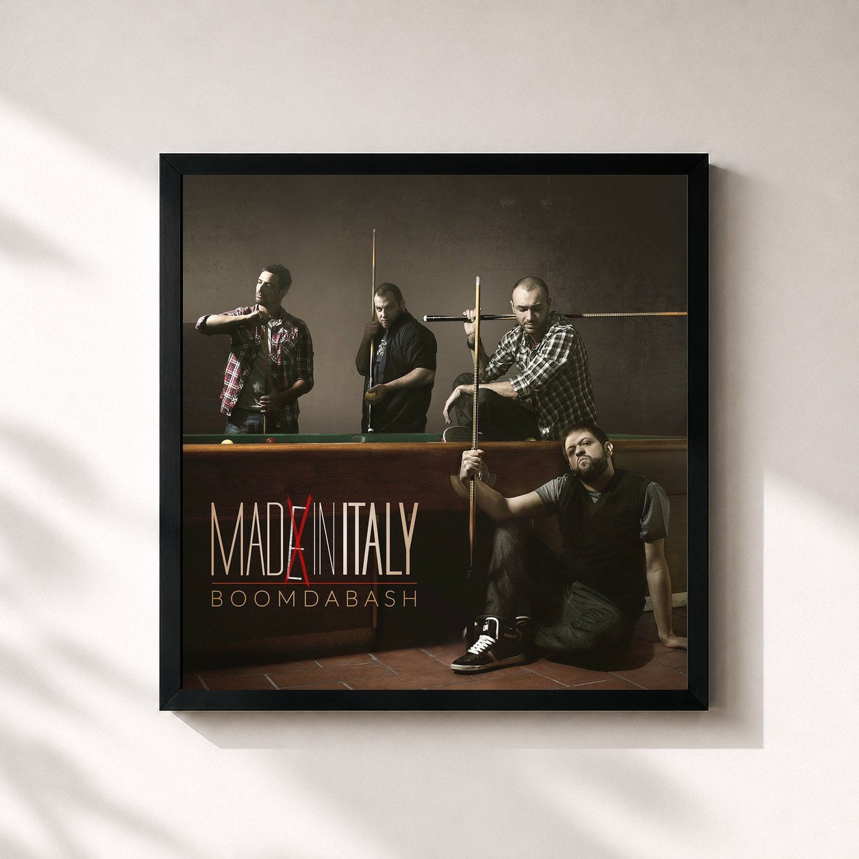 #noir Tableau carré de l'album Mad(e) in Italy de BoomDaBash, cadre noir 32x32 cm