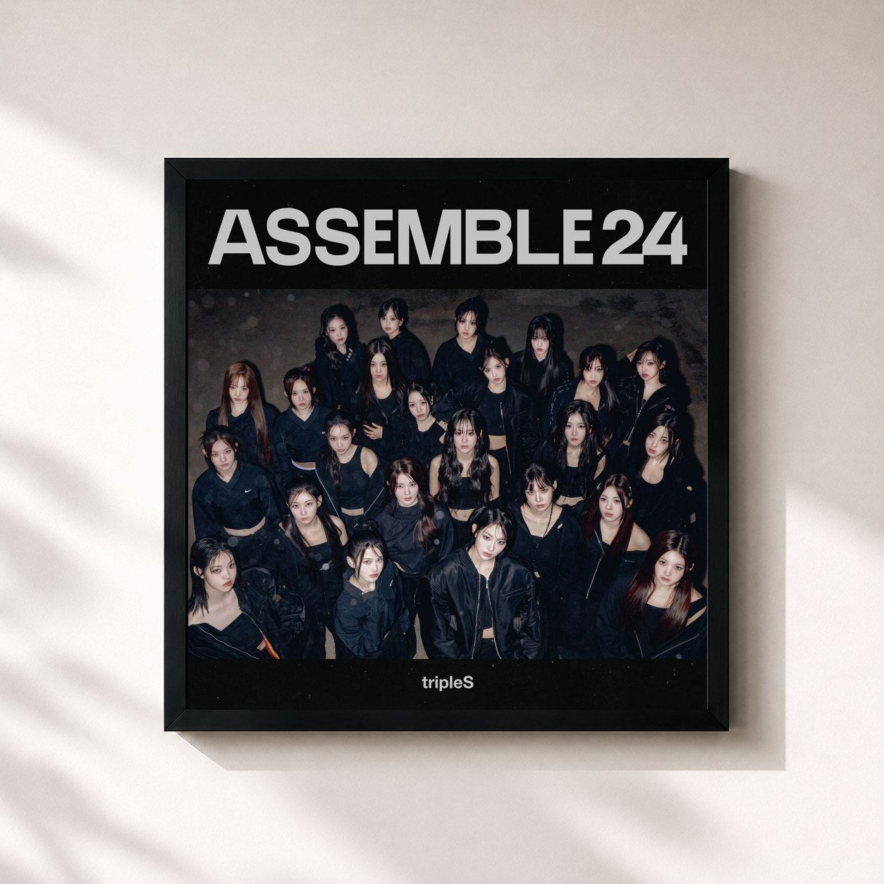 #noir Tableau carré de l'album <ASSEMBLE24> de tripleS, cadre noir 32x32 cm