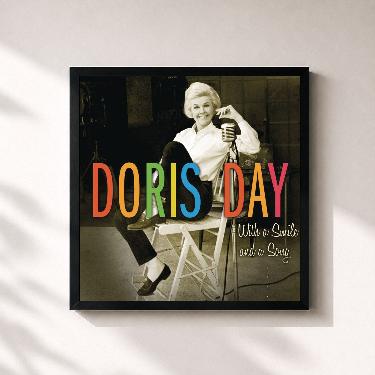 #noir Tableau carré de l'album With A Smile And A Song de Doris Day, cadre noir 32x32 cm