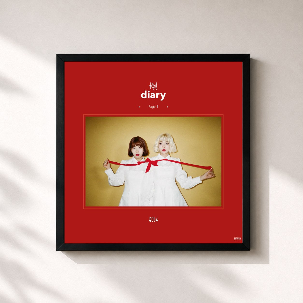 #noir Tableau carré de l'album Red Diary Page.1 de BOL4, cadre noir 32x32 cm
