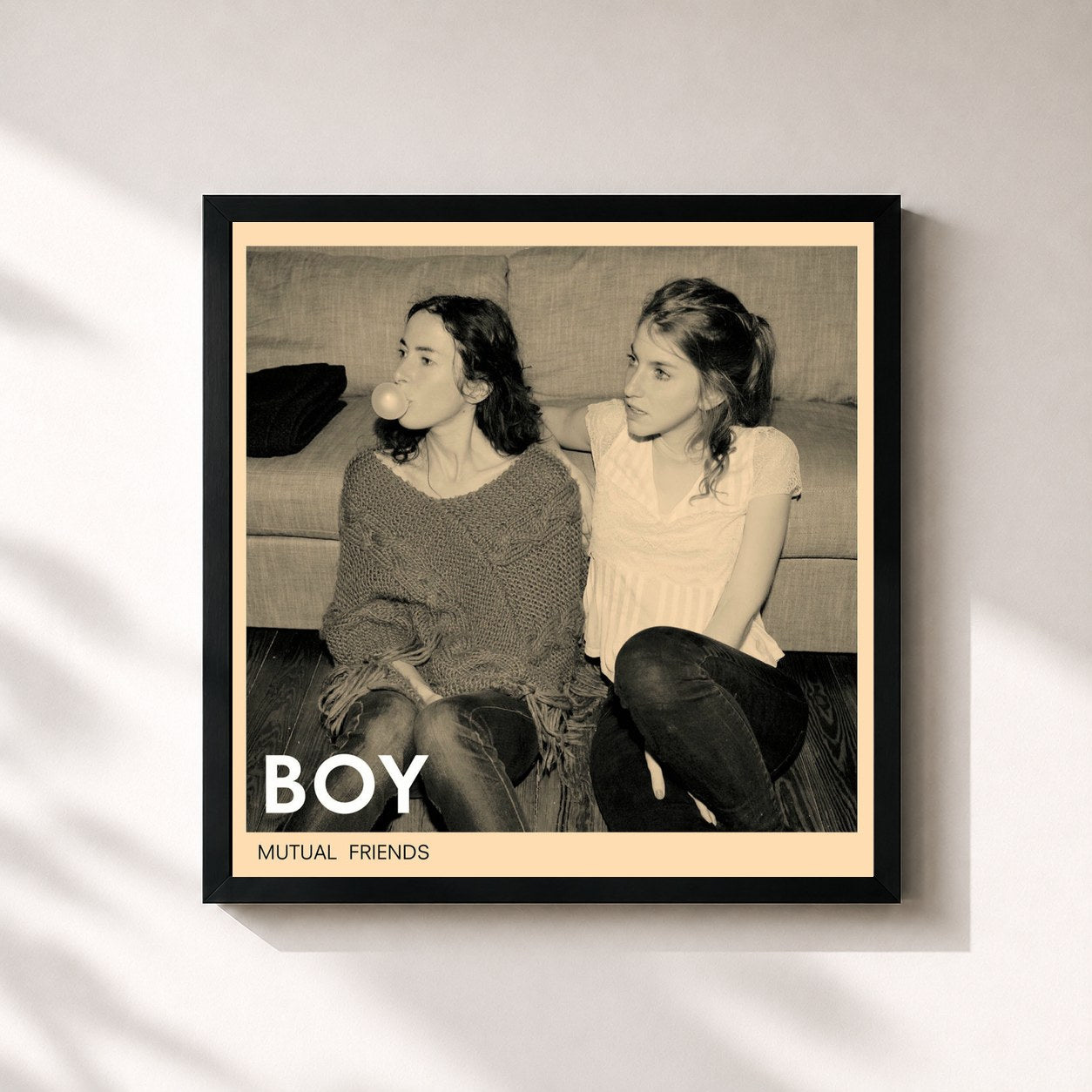 #noir Tableau carré de l'album Mutual Friends de BOY, cadre noir 32x32 cm