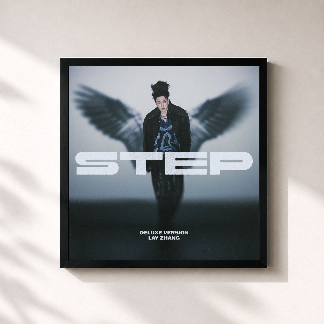 #noir Tableau carré de l'album STEP (Deluxe Version) de LAY, cadre noir 32x32 cm
