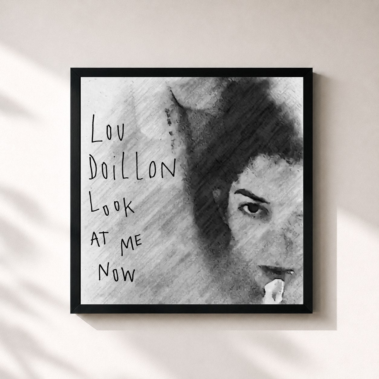 #noir Tableau carré de l'album Look at Me Now de Lou Doillon, cadre noir 32x32 cm