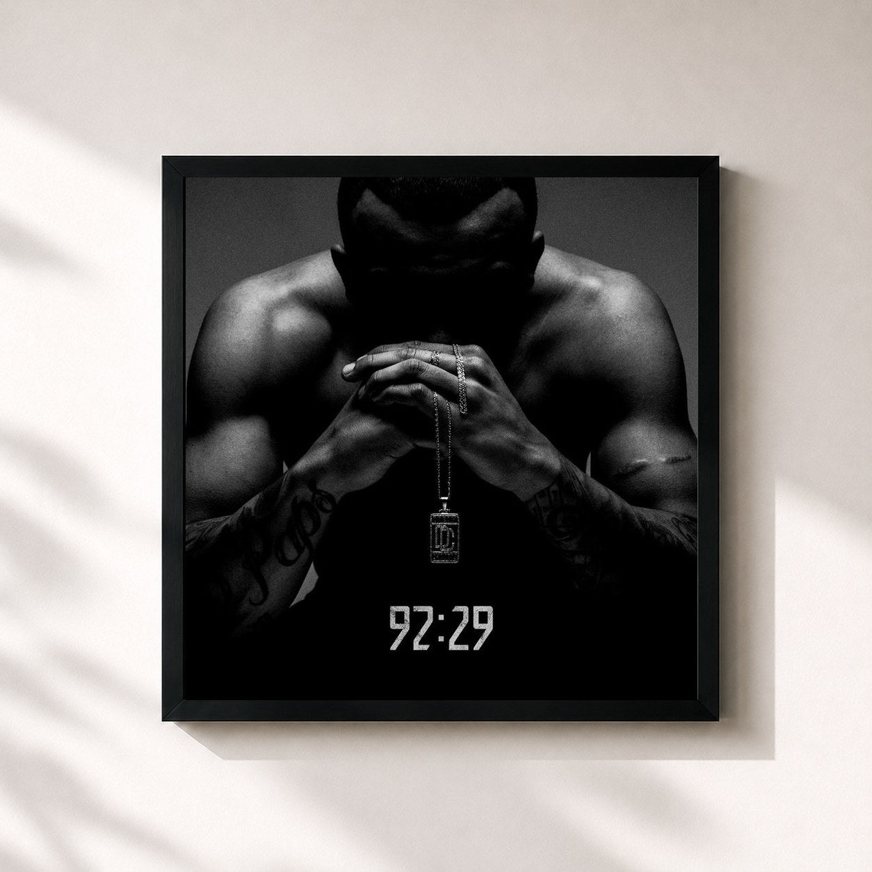 #noir Tableau carré de l'album 92:29 de Vic9, cadre noir 32x32 cm