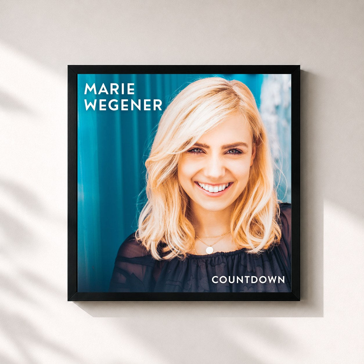 #noir Tableau carré de l'album Countdown de Marie Wegener, cadre noir 32x32 cm
