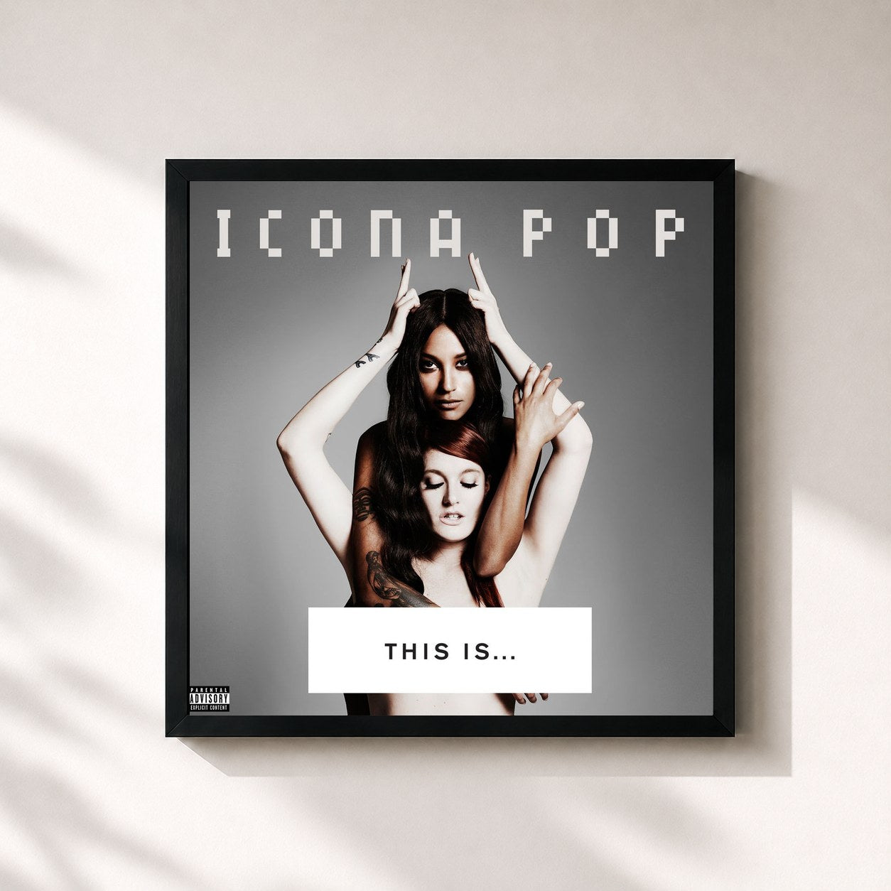 #noir Tableau carré de l'album THIS IS... ICONA POP de Icona Pop, cadre noir 32x32 cm
