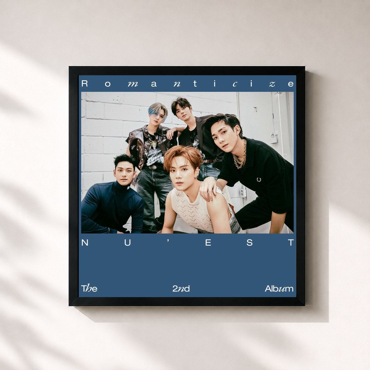 #noir Tableau carré de l'album The 2nd Album ‘Romanticize’ de NU'EST, cadre noir 32x32 cm