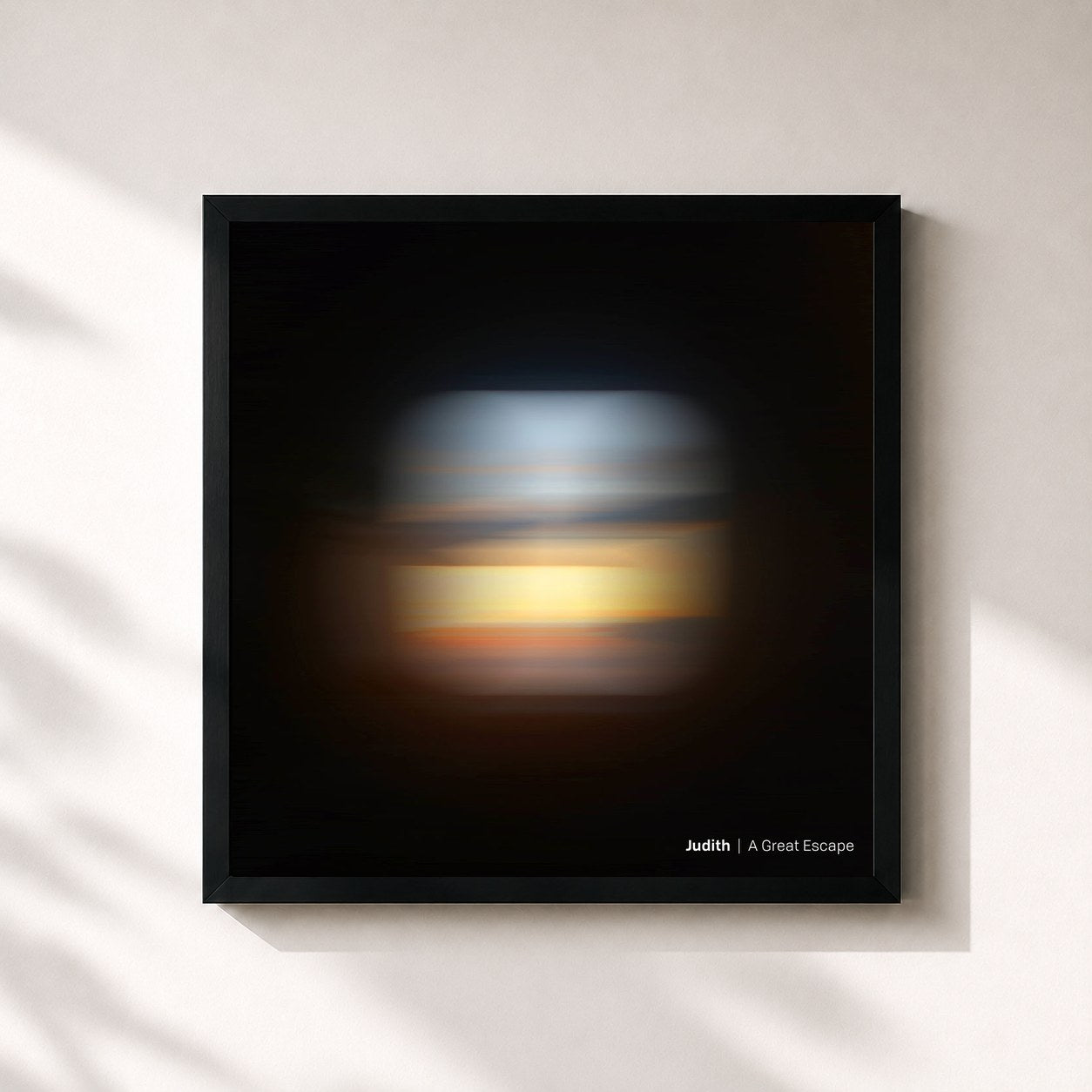 #noir Tableau carré de l'album A Great Escape de Judith, cadre noir 32x32 cm