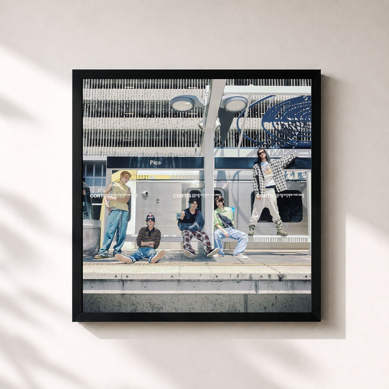 #noir Tableau carré de l'album COLOR OUTSIDE THE LINES de CORTIS, cadre noir 32x32 cm