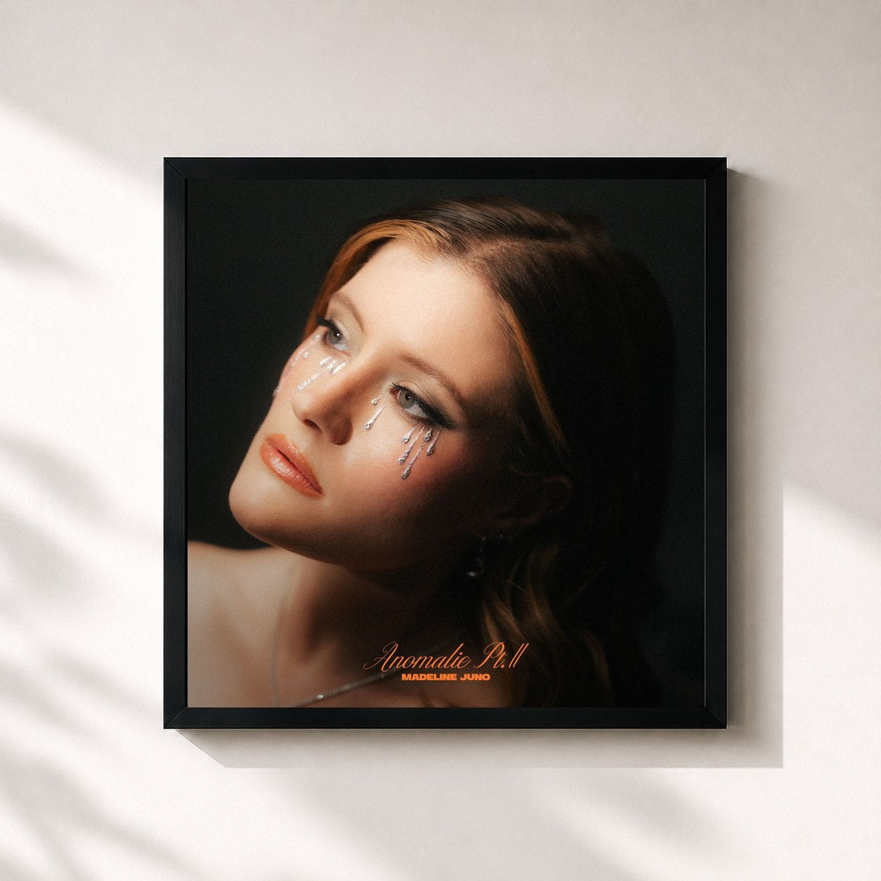#noir Tableau carré de l'album Anomalie Pt.2 de Madeline Juno, cadre noir 32x32 cm