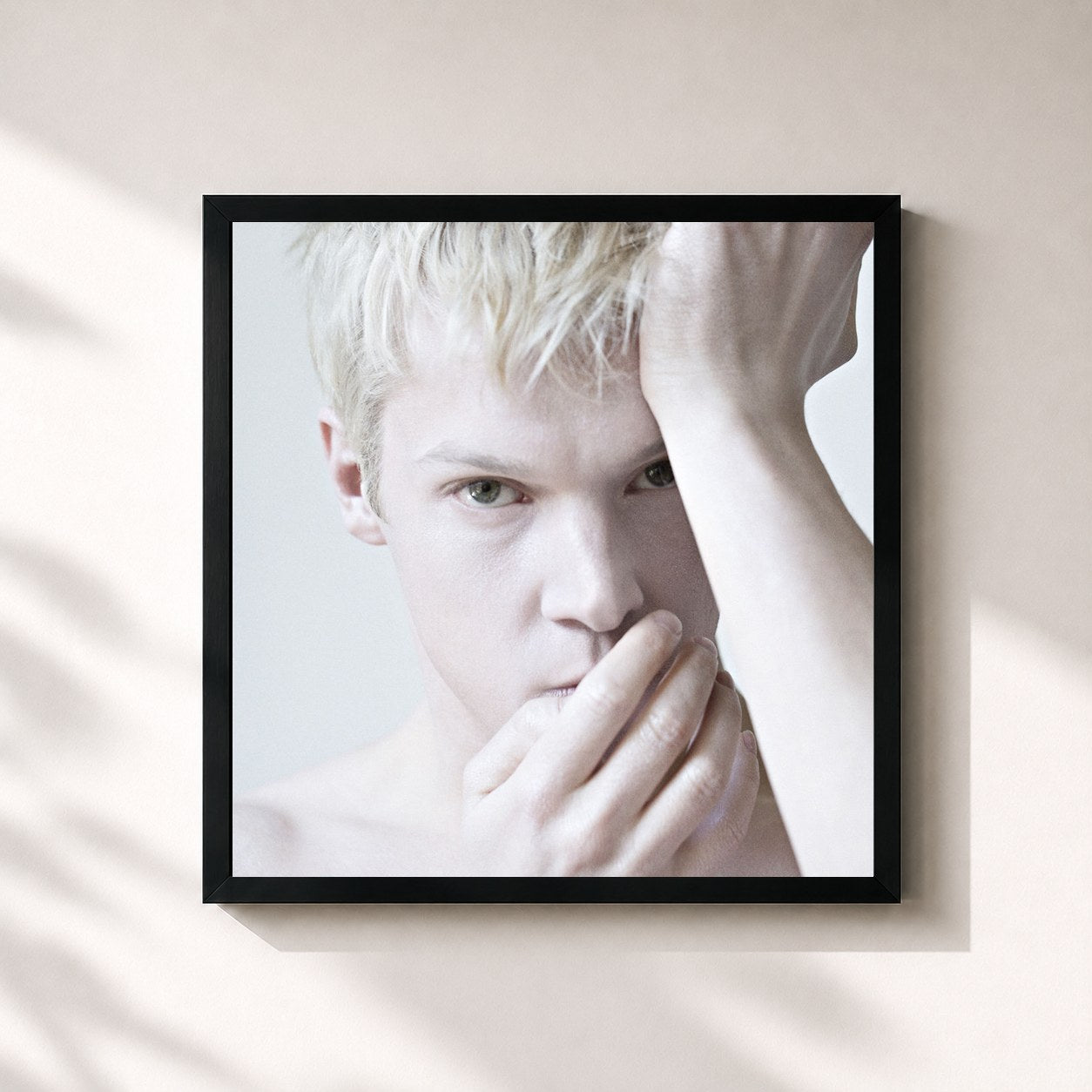 #noir Tableau carré de l'album 21st Century Boy de Mustii, cadre noir 32x32 cm