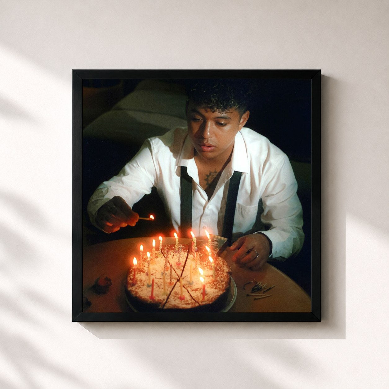 #noir Tableau carré de l'album On finira peut-être heureux de Tsew The Kid, cadre noir 32x32 cm