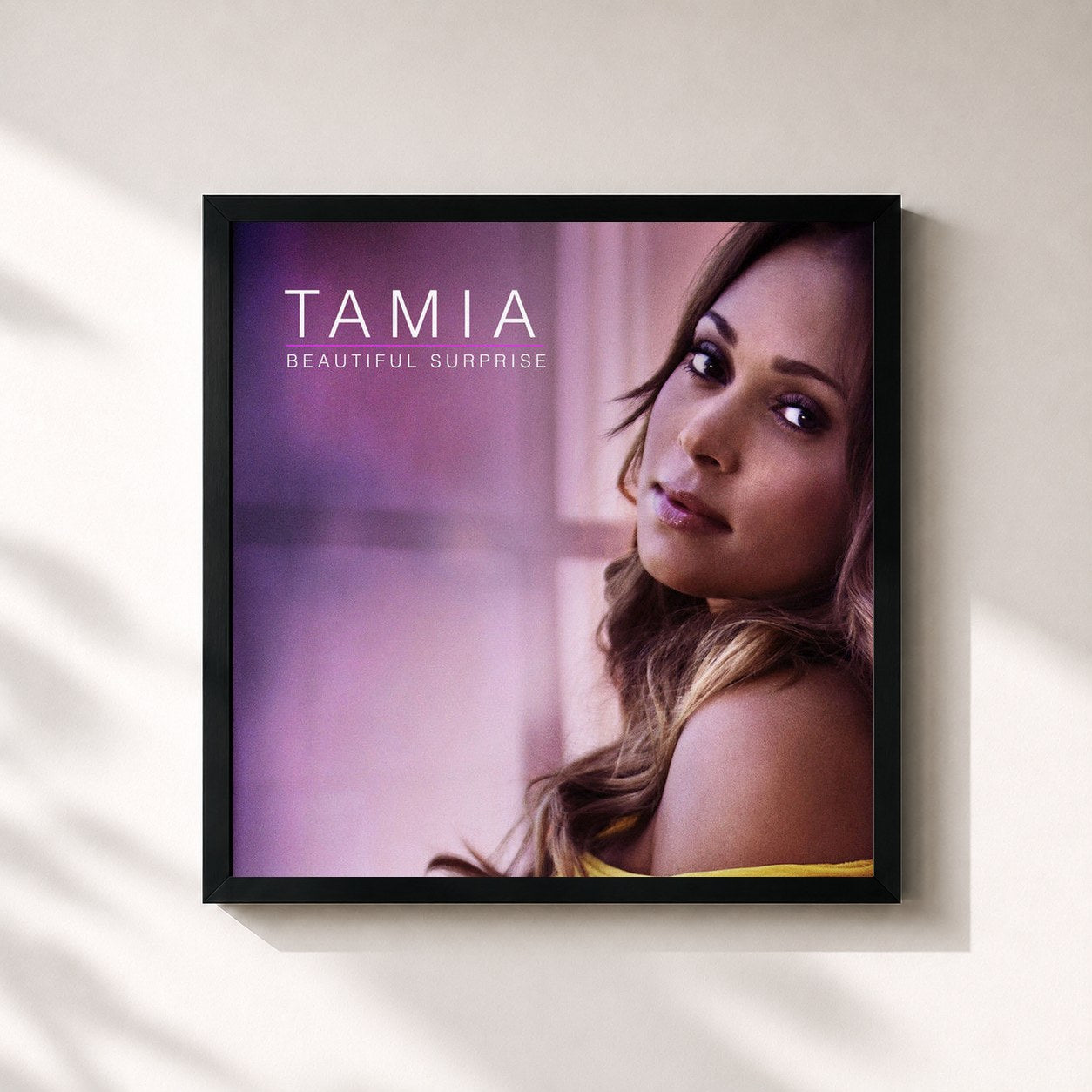 #noir Tableau carré de l'album Beautiful Surprise de Tamia, cadre noir 32x32 cm