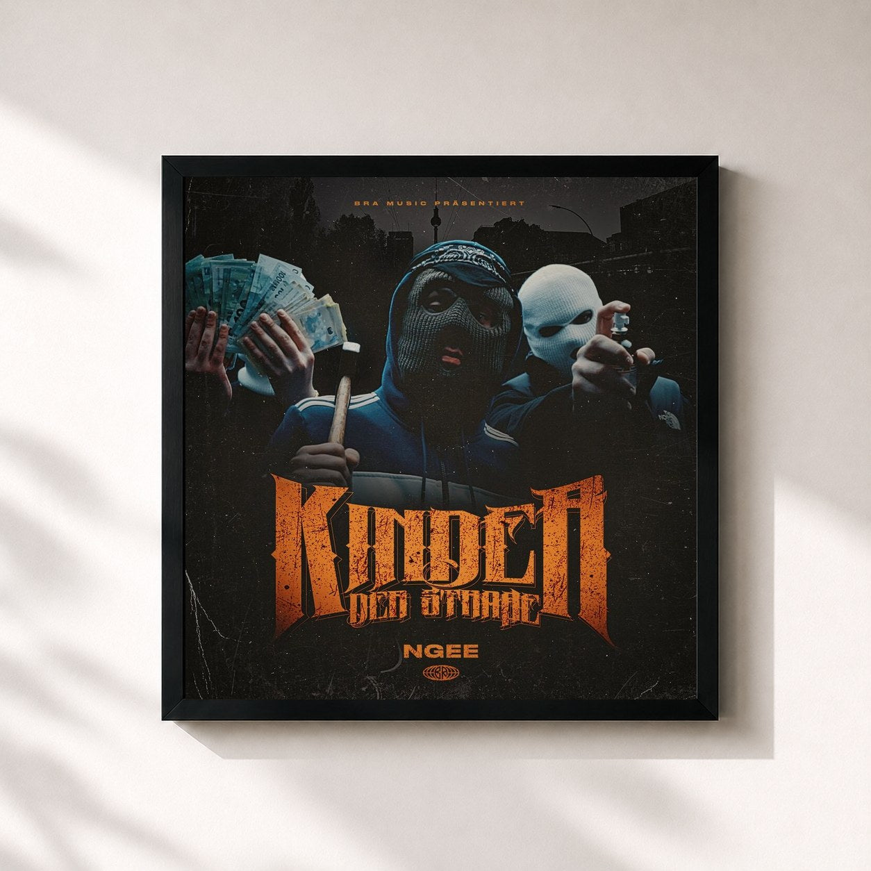 #noir Tableau carré de l'album KINDER DER STRAẞE de NGEE, cadre noir 32x32 cm