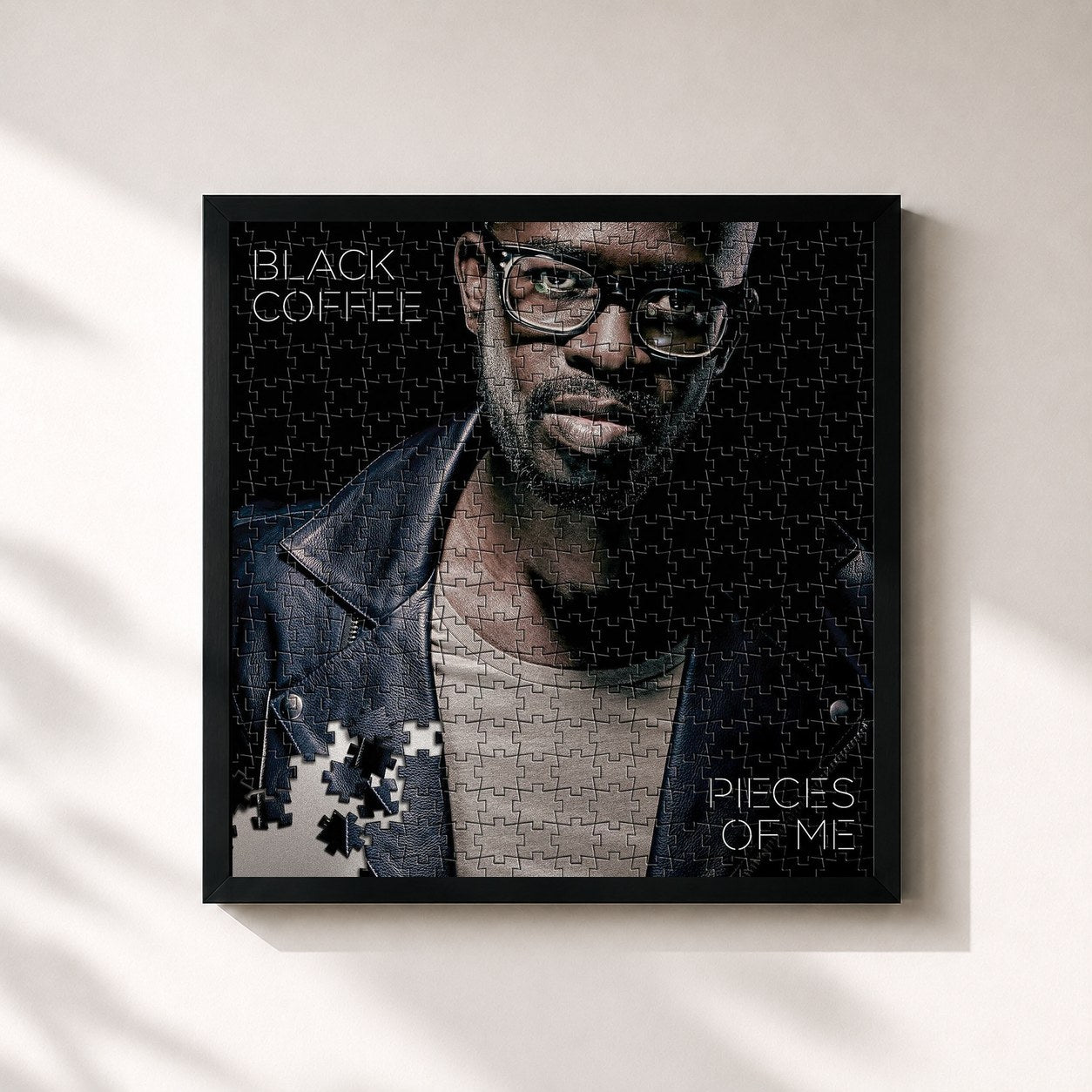 #noir Tableau carré de l'album Pieces Of Me de Black Coffee, cadre noir 32x32 cm