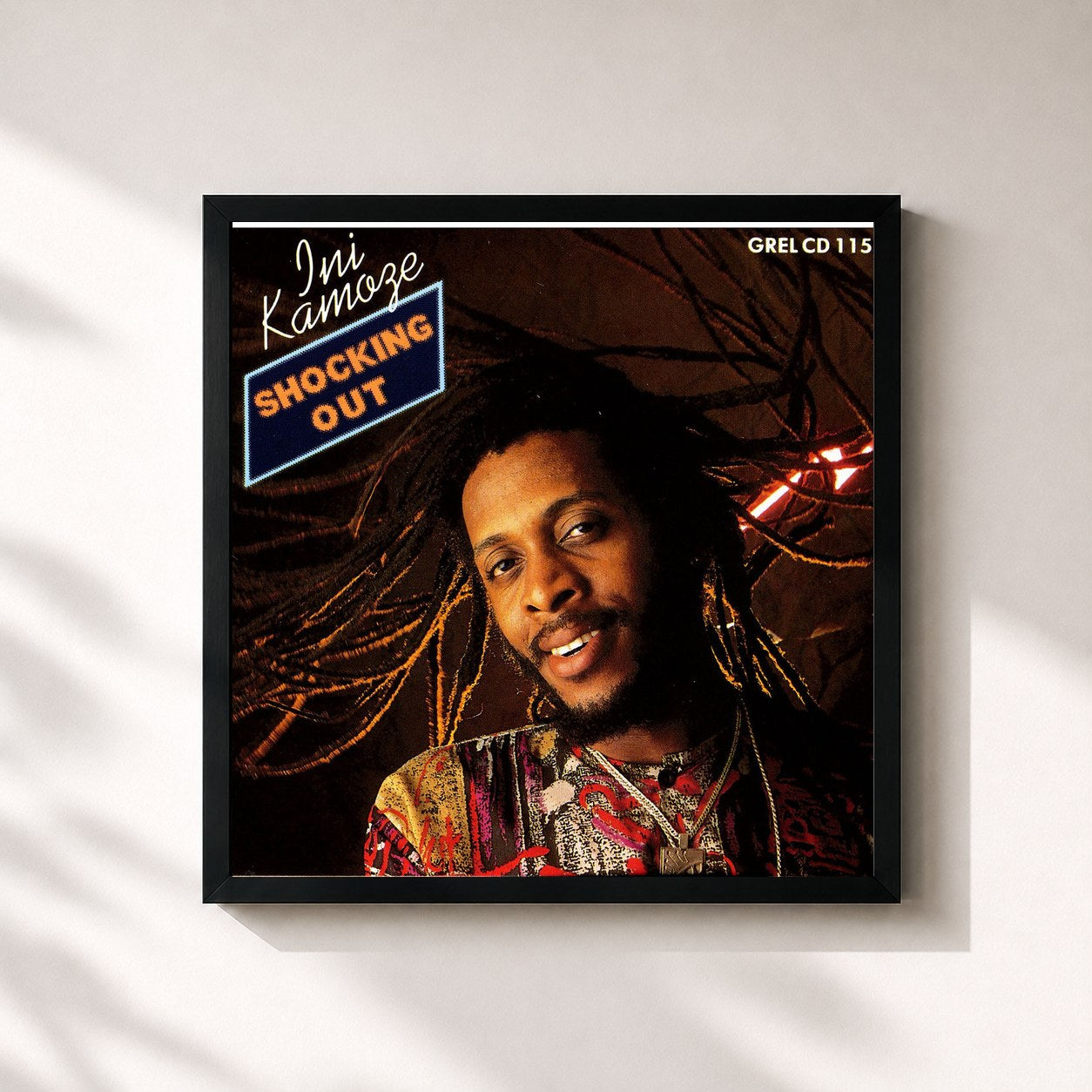 #noir Tableau carré de l'album Shocking Out de Ini Kamoze, cadre noir 32x32 cm