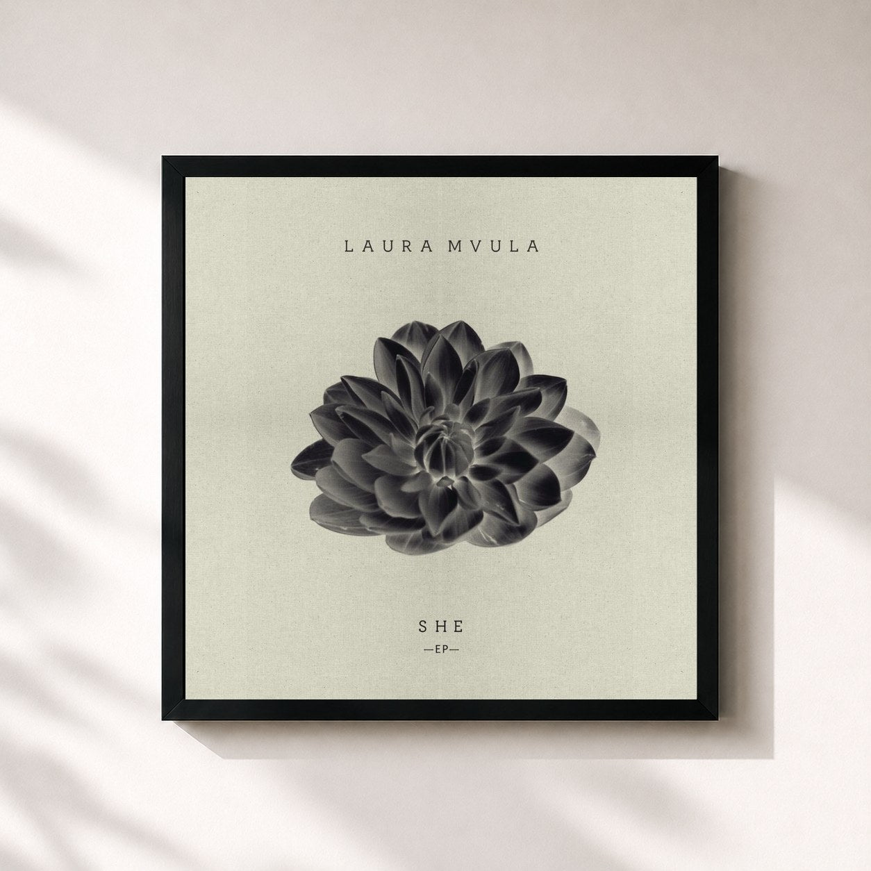#noir Tableau carré de l'album She de Laura Mvula, cadre noir 32x32 cm
