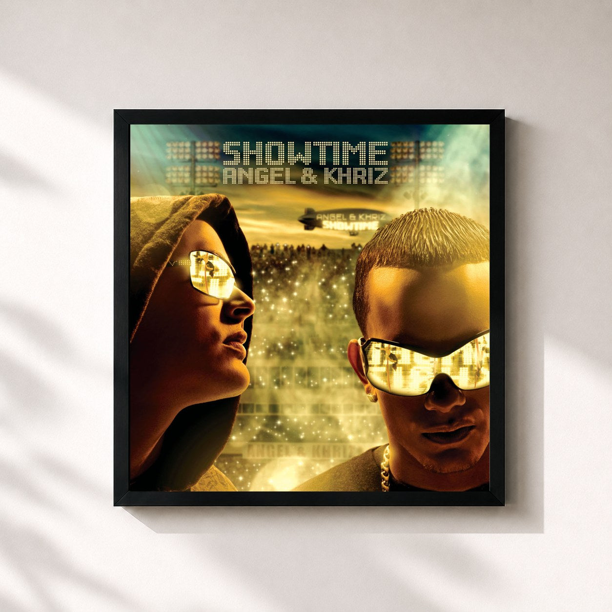 #noir Tableau carré de l'album Showtime de Angel y Khriz, cadre noir 32x32 cm