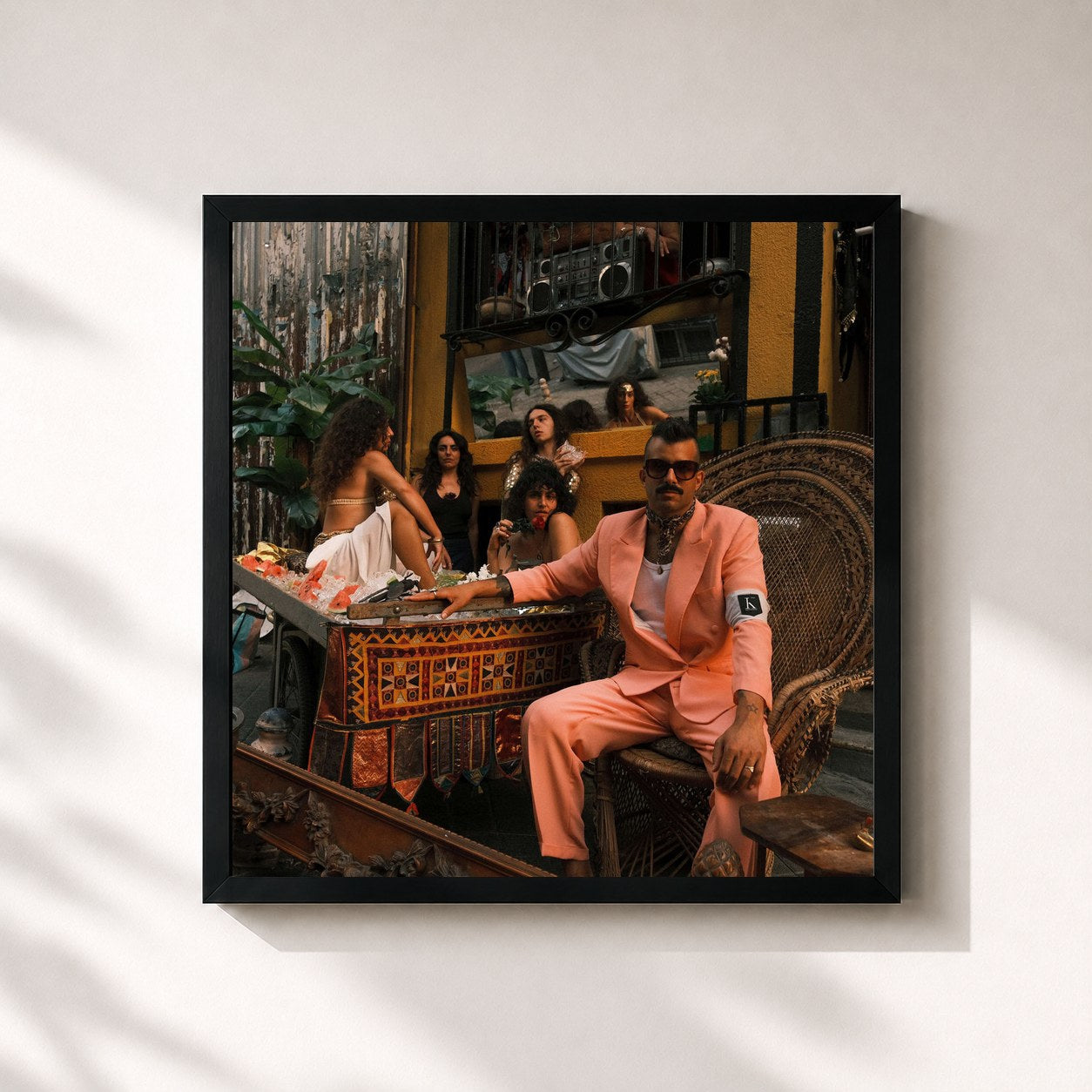#noir Tableau carré de l'album The Outsider de Kadebostany, cadre noir 32x32 cm