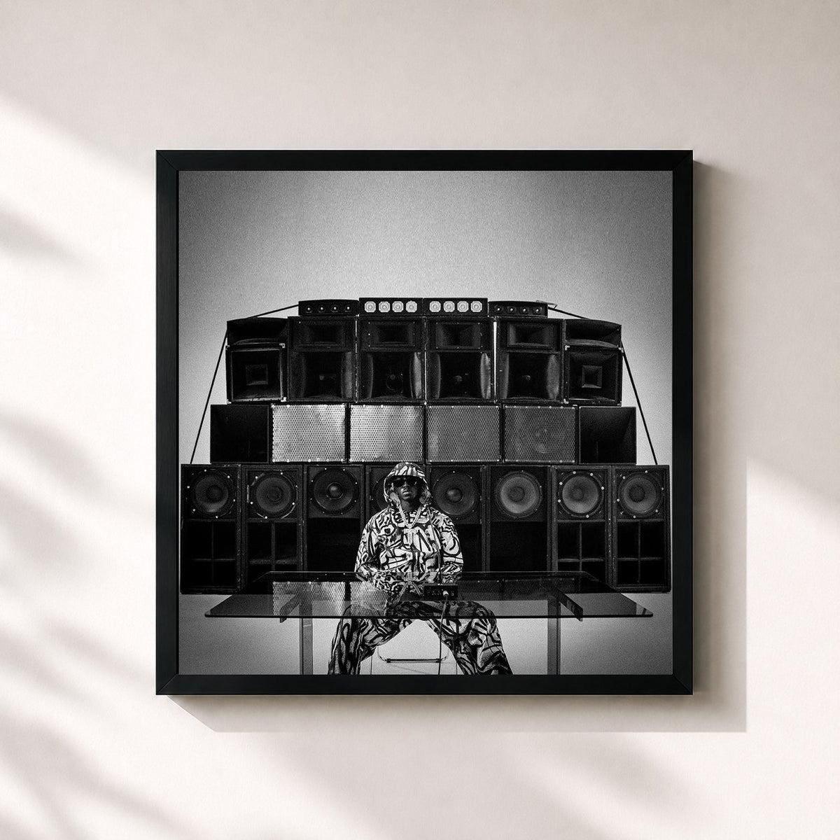 #noir Tableau carré de l'album LISTEN. de Unknown T, cadre noir 32x32 cm