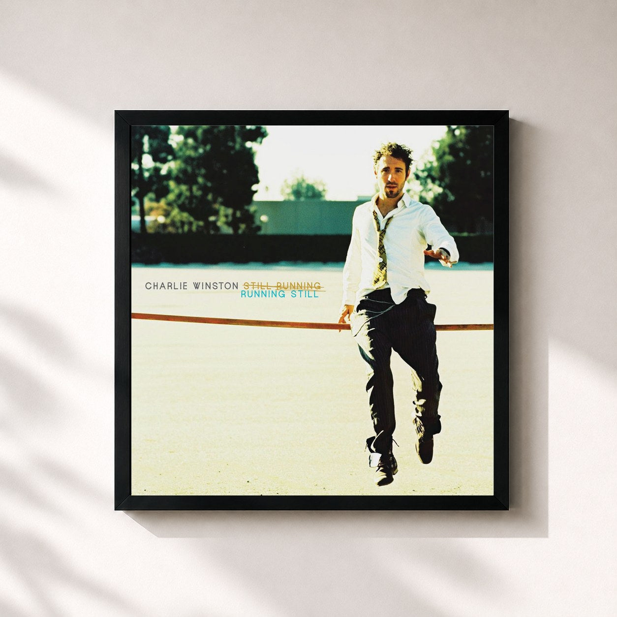 #noir Tableau carré de l'album Running Still de Charlie Winston, cadre noir 32x32 cm
