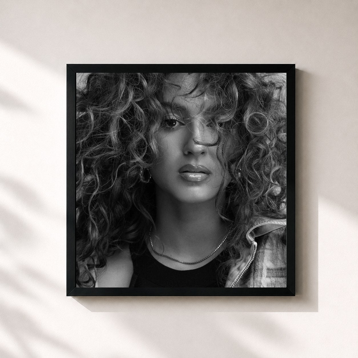 #noir Tableau carré de l'album TORI. (+ a lil more) de Tori Kelly, cadre noir 32x32 cm