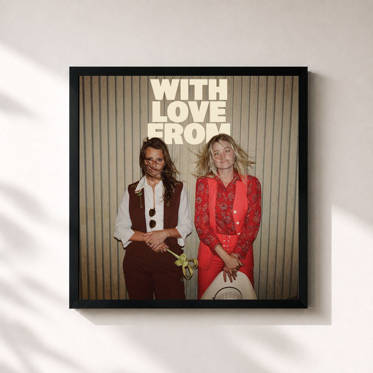 #noir Tableau carré de l'album With Love From de Aly & AJ, cadre noir 32x32 cm