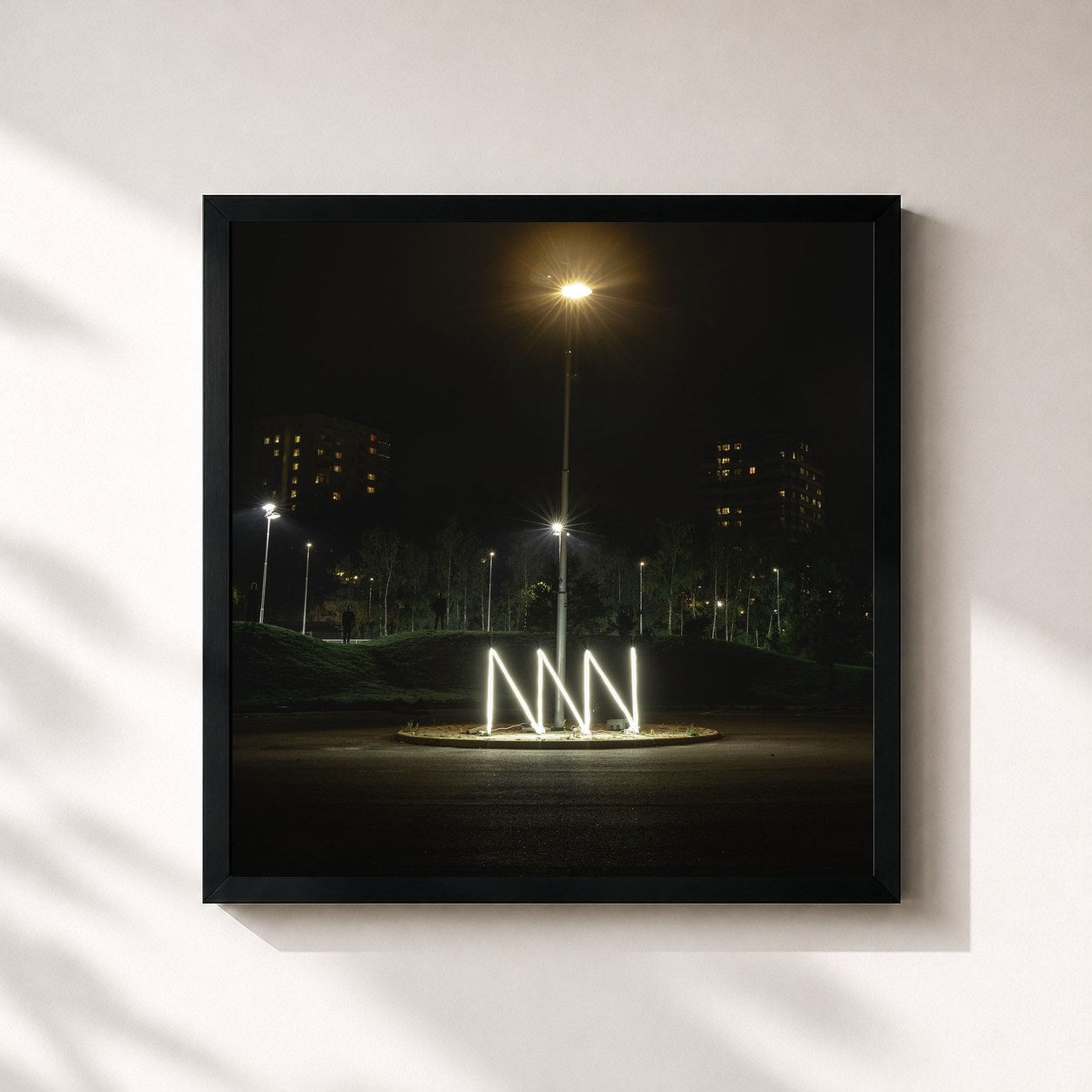 #noir Tableau carré de l'album Undertones de NONONO, cadre noir 32x32 cm