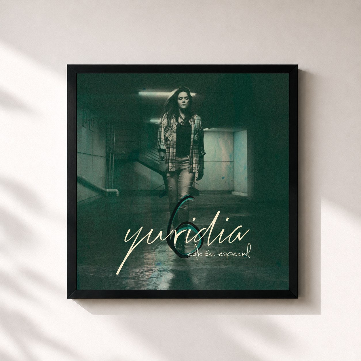 #noir Tableau carré de l'album 6 de Yuridia, cadre noir 32x32 cm