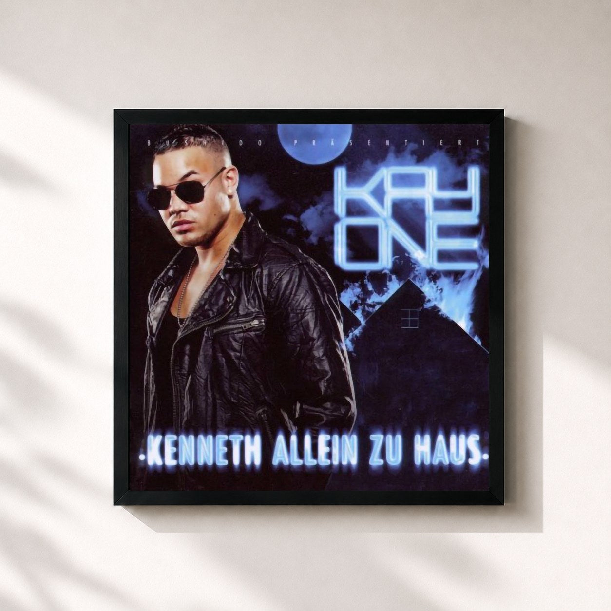 #noir Tableau carré de l'album Kenneth allein zu Haus de Kay One, cadre noir 32x32 cm