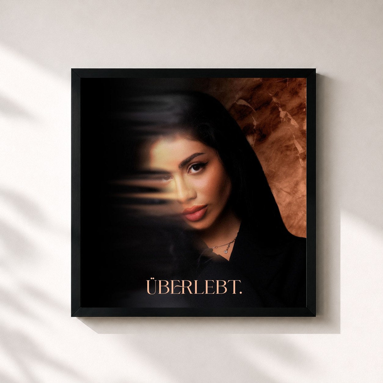 #noir Tableau carré de l'album ÜBERLEBT. de Lune, cadre noir 32x32 cm