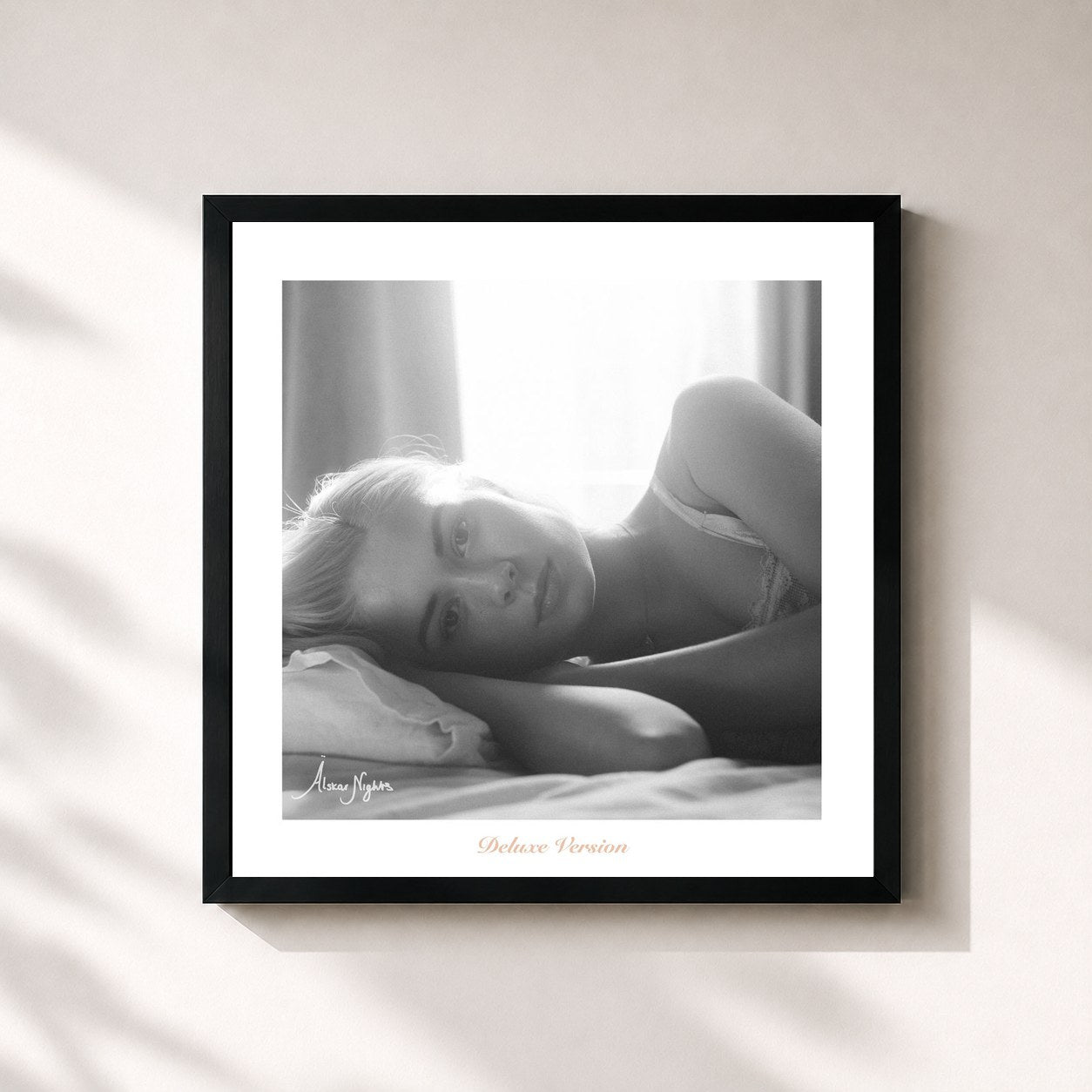 #noir Tableau carré de l'album Älskar Nights (Deluxe Version) de Nina Nesbitt, cadre noir 32x32 cm