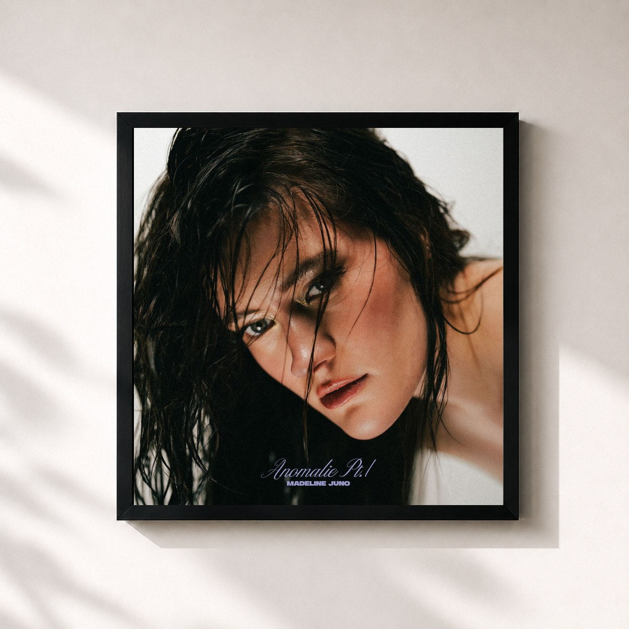 #noir Tableau carré de l'album Anomalie Pt.1 de Madeline Juno, cadre noir 32x32 cm