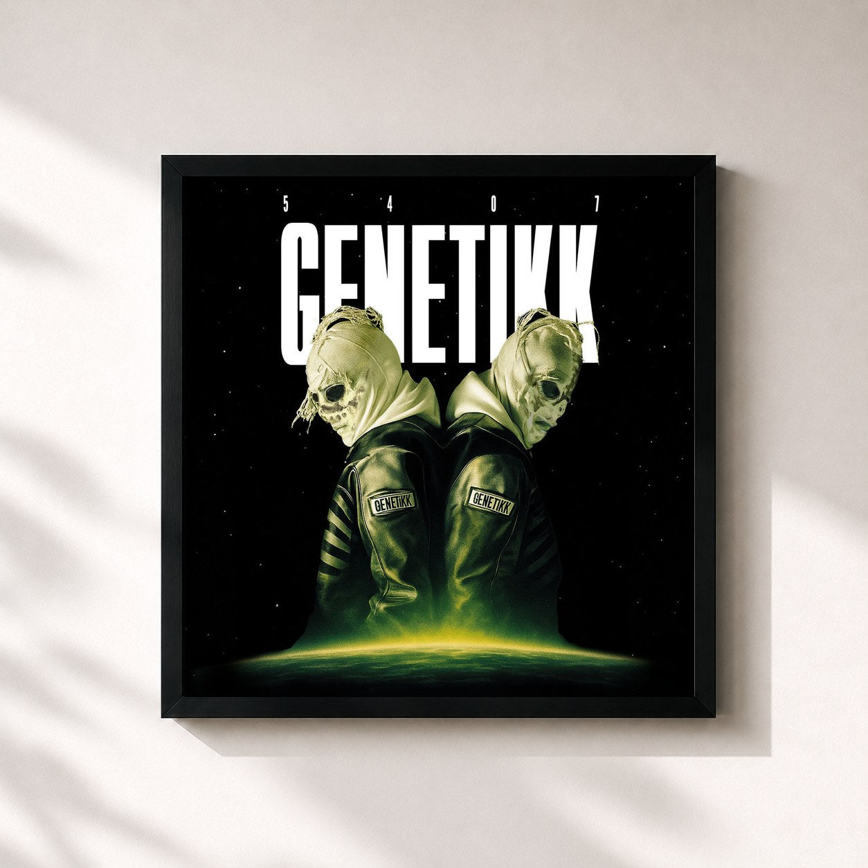 #noir Tableau carré de l'album 5407 de Genetikk, cadre noir 32x32 cm