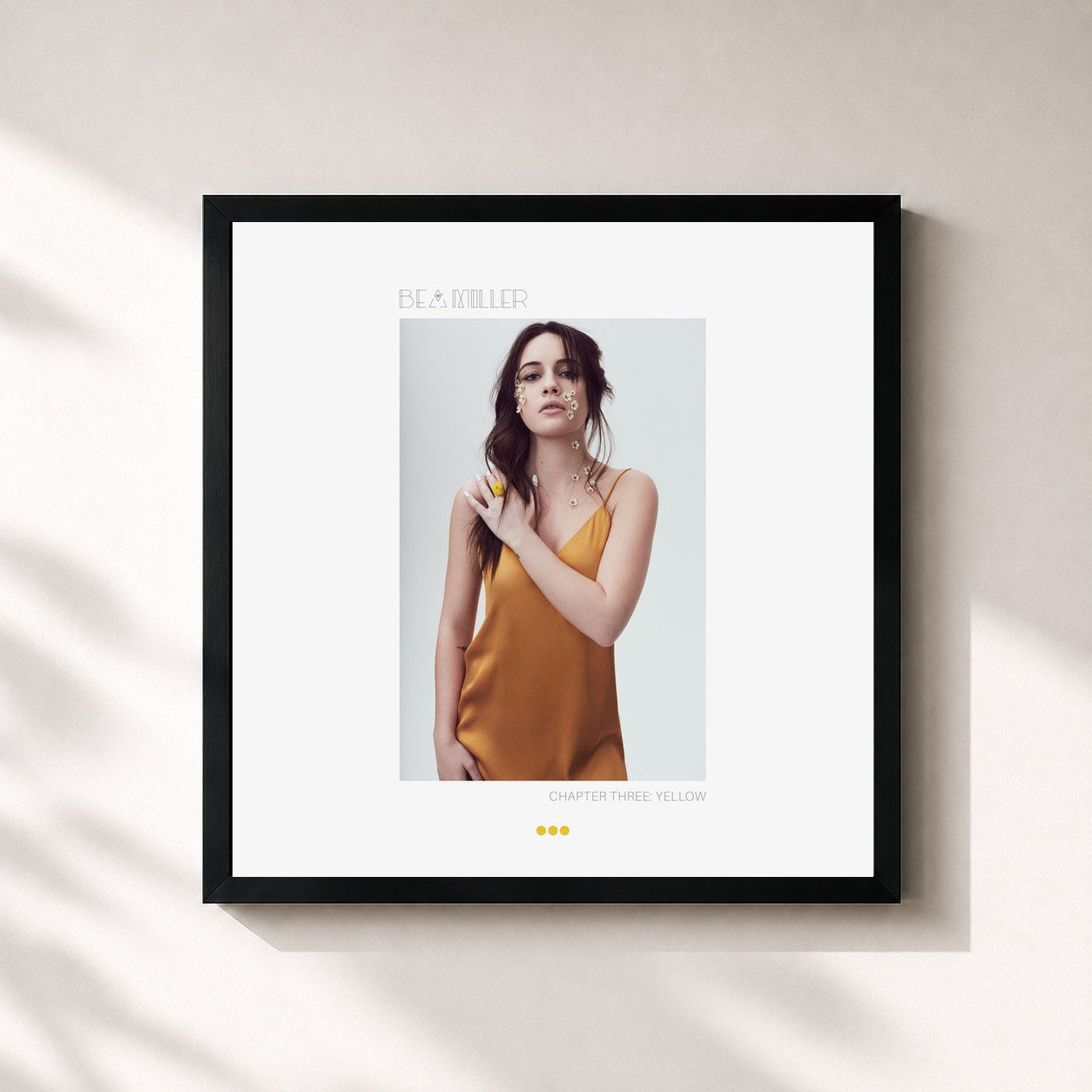 #noir Tableau carré de l'album chapter three: yellow de Bea Miller, cadre noir 32x32 cm