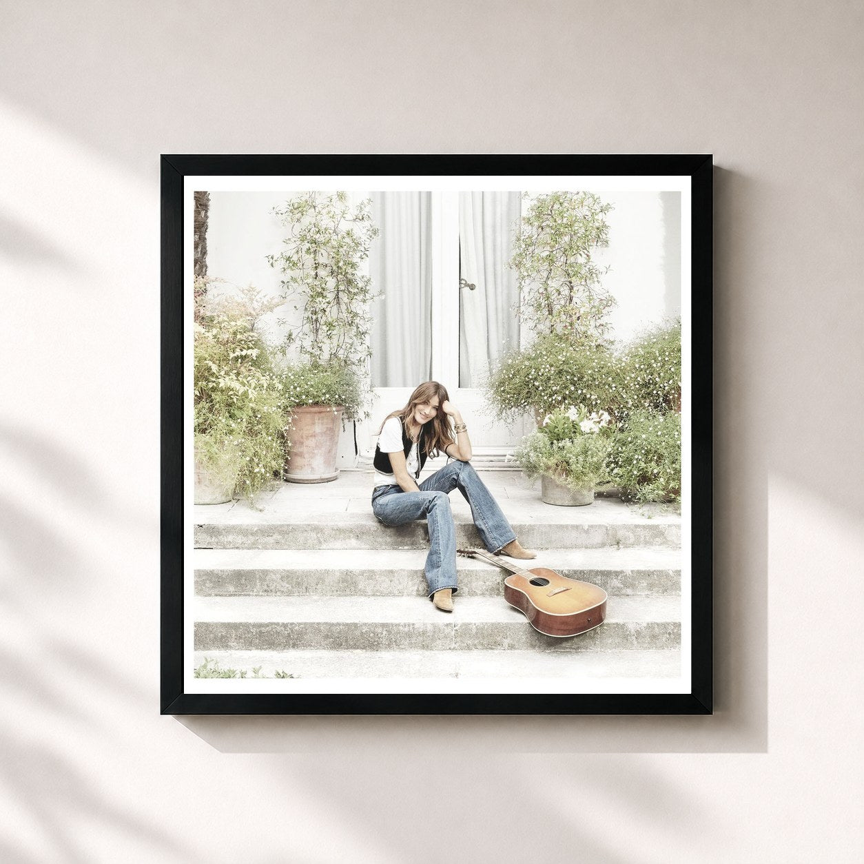 #noir Tableau carré de l'album Carla Bruni de Carla Bruni, cadre noir 32x32 cm