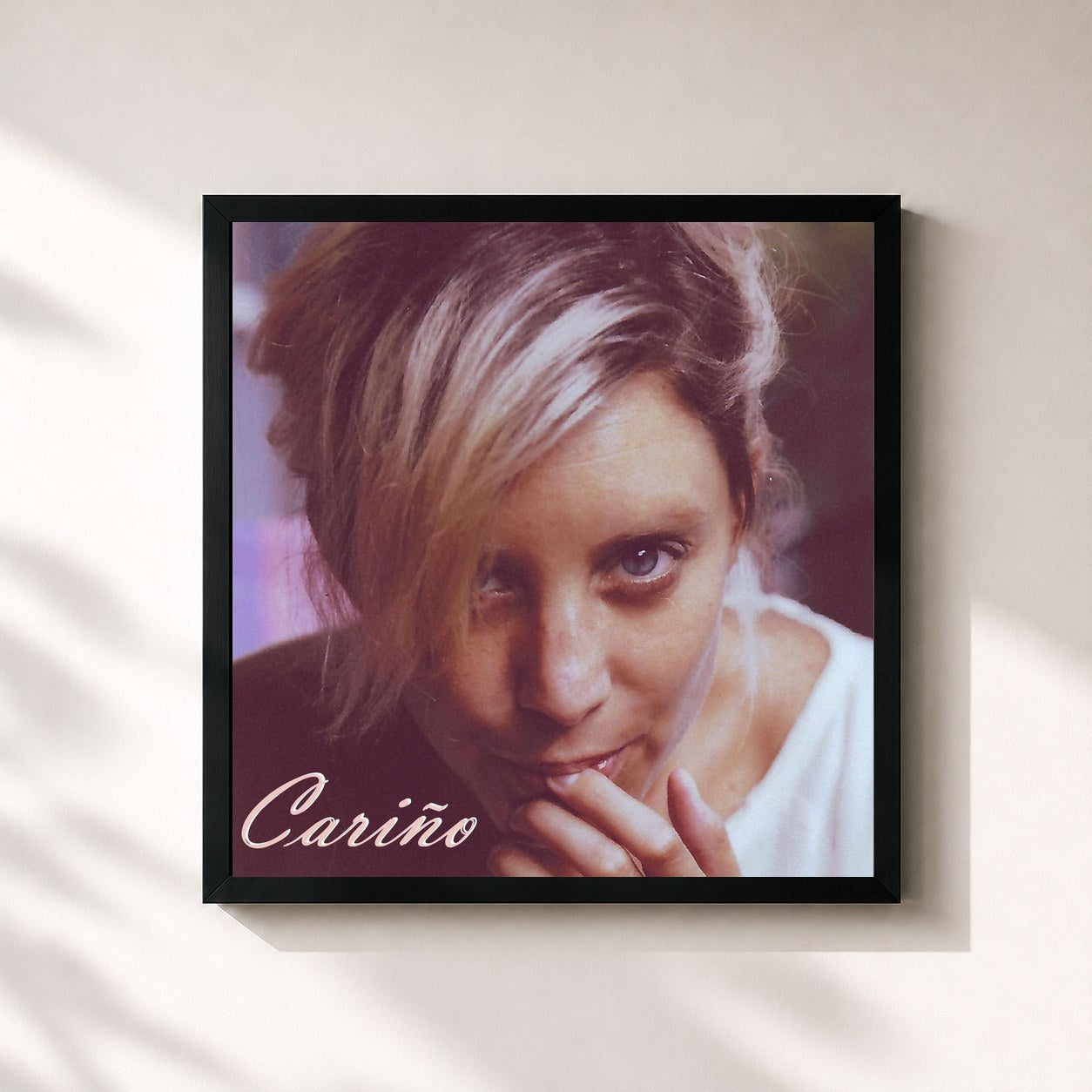 #noir Tableau carré de l'album Cariño de Carino, cadre noir 32x32 cm