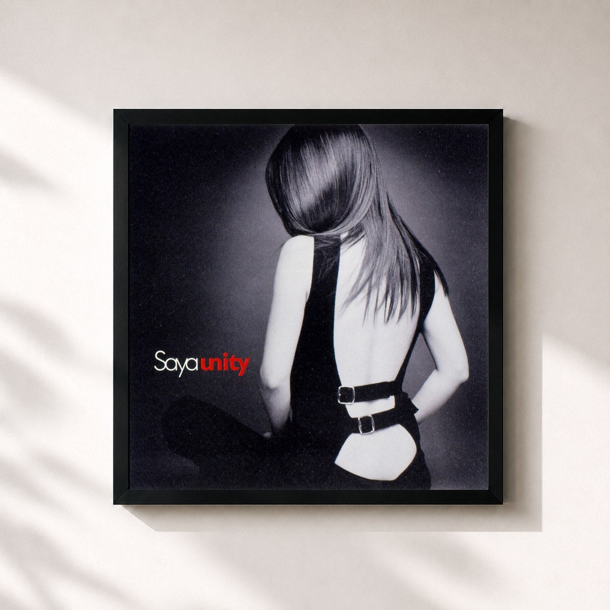 #noir Tableau carré de l'album Unity de Saya, cadre noir 32x32 cm
