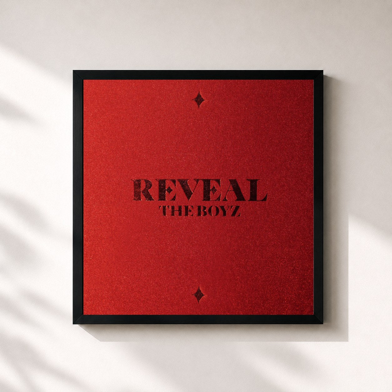 #noir Tableau carré de l'album THE BOYZ 1ST ALBUM [REVEAL] de THE BOYZ , cadre noir 32x32 cm