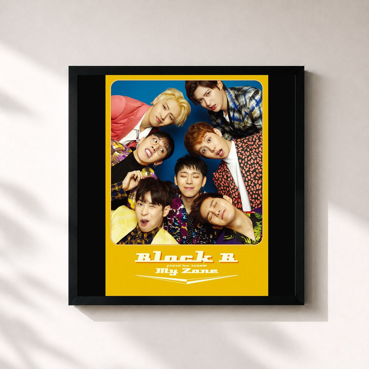 #noir Tableau carré de l'album My Zone de Block B, cadre noir 32x32 cm