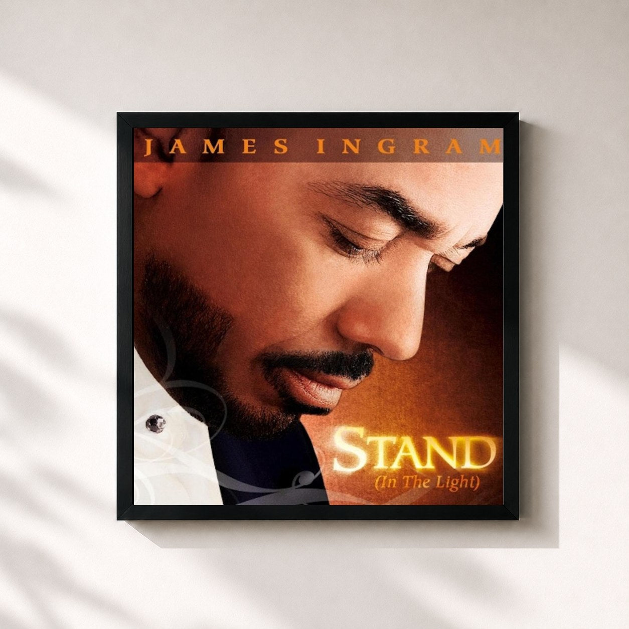 #noir Tableau carré de l'album Stand (in the Light) de James Ingram, cadre noir 32x32 cm