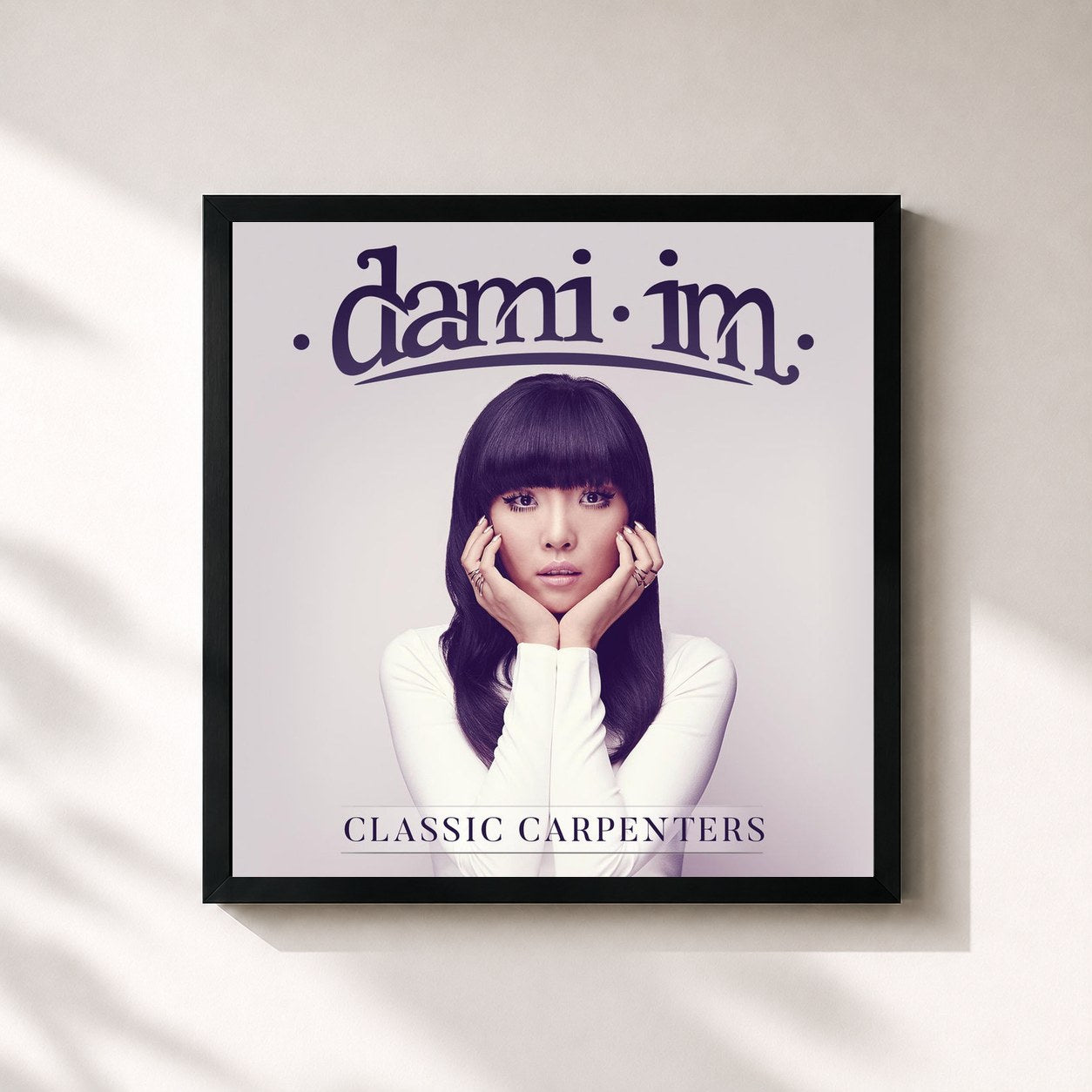 #noir Tableau carré de l'album Classic Carpenters de Dami Im, cadre noir 32x32 cm