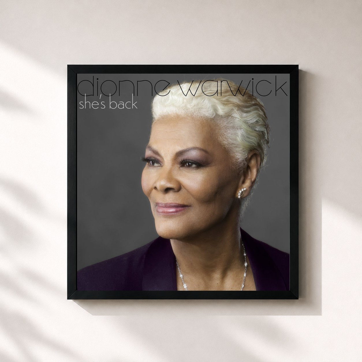 #noir Tableau carré de l'album She's Back de Dionne Warwick, cadre noir 32x32 cm