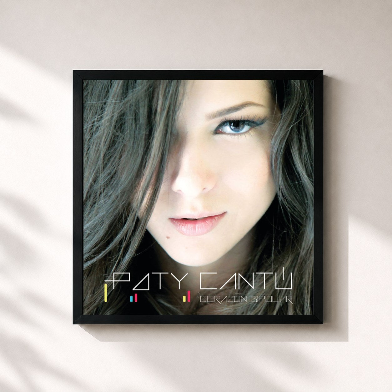 #noir Tableau carré de l'album Corazón Bipolar de PATY CANTÚ, cadre noir 32x32 cm