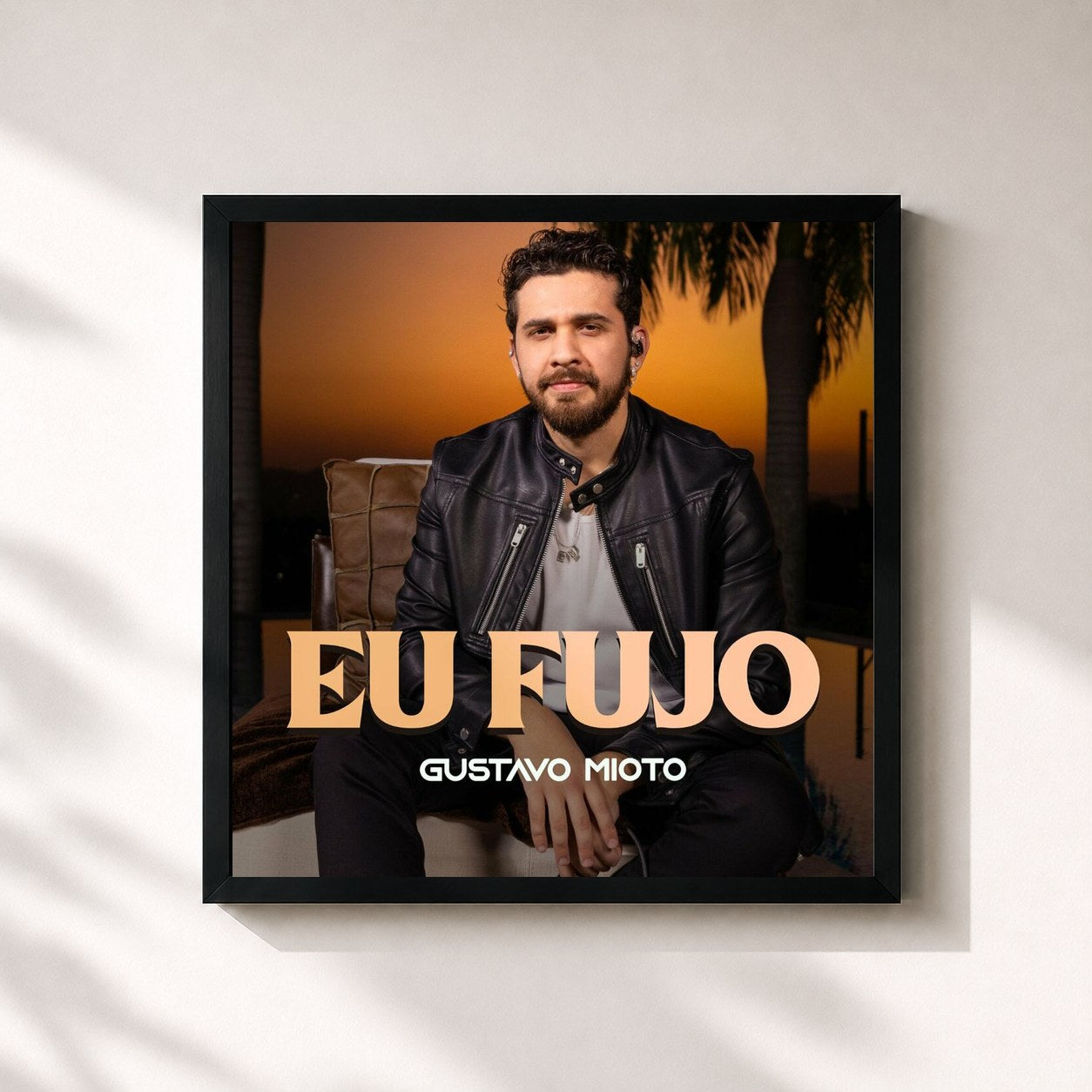 #noir Tableau carré de l'album Eu Fujo de Gustavo Mioto, cadre noir 32x32 cm