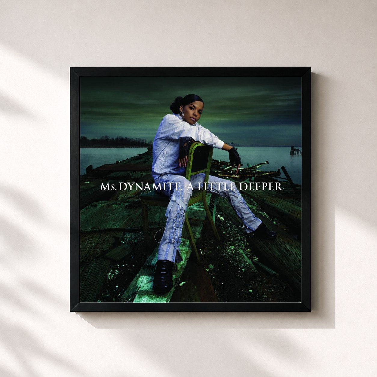 #noir Tableau carré de l'album A Little Deeper de Ms. Dynamite, cadre noir 32x32 cm