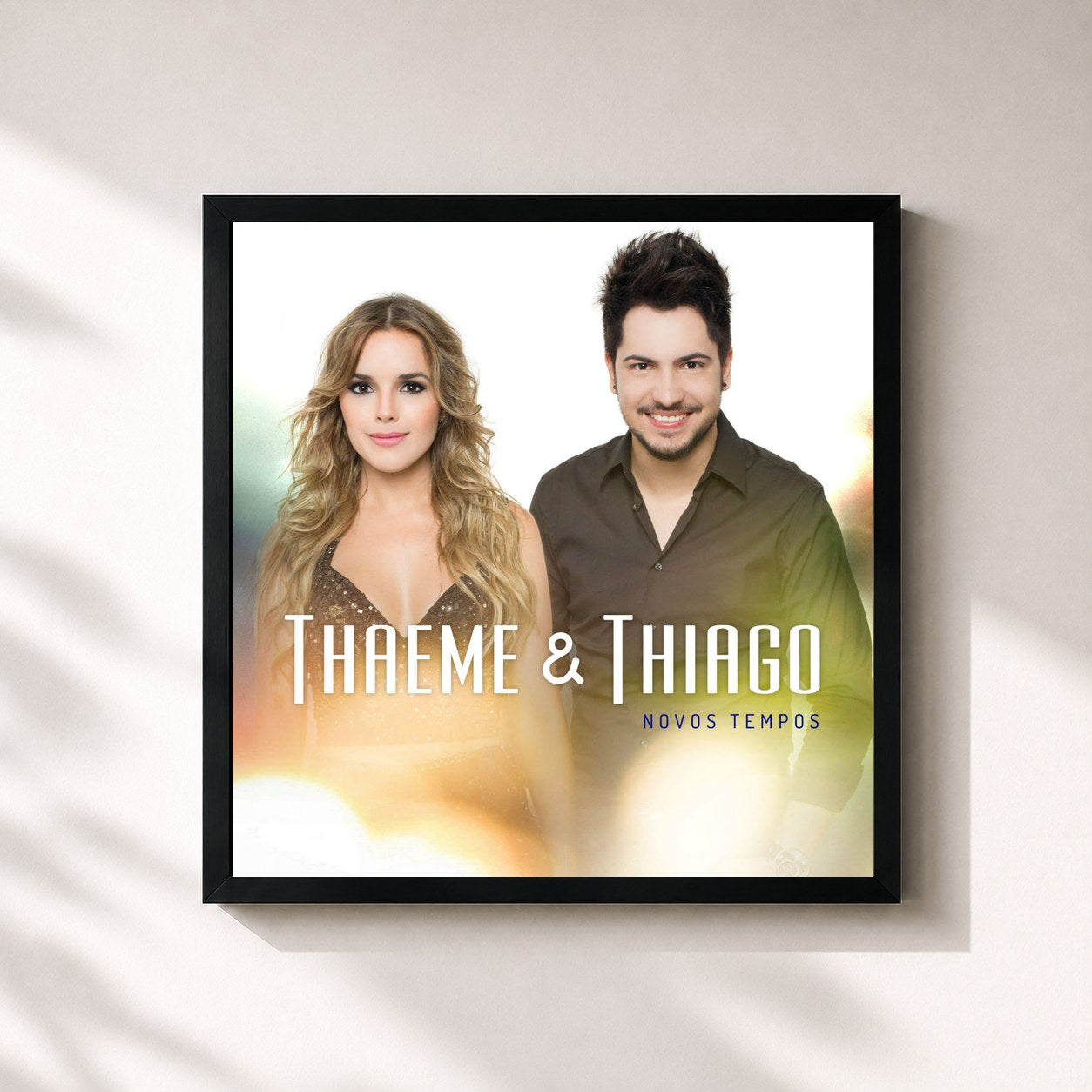 #noir Tableau carré de l'album Novos Tempos - EP de Thaeme & Thiago, cadre noir 32x32 cm